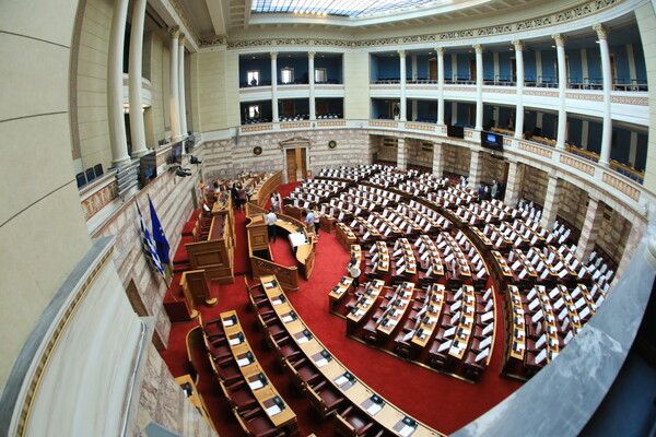 Βουλή: Χαμόγελα, πηγαδάκια κι ένα χειροφίλημα πριν την ορκωμοσία