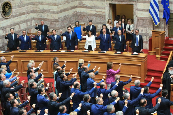 Βουλή: Χαμόγελα, πηγαδάκια κι ένα χειροφίλημα στην ορκωμοσία