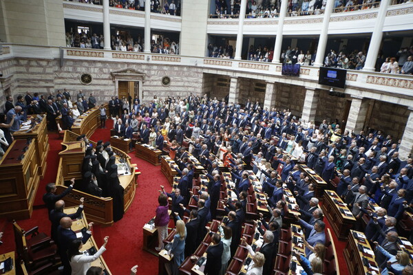 Βουλή: Χαμόγελα, πηγαδάκια κι ένα χειροφίλημα στην ορκωμοσία