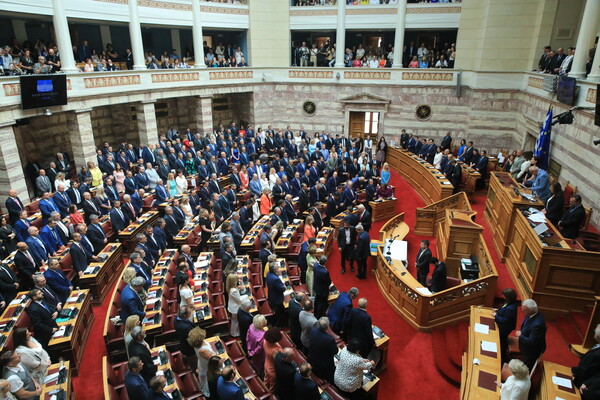 Βουλή: Χαμόγελα, πηγαδάκια κι ένα χειροφίλημα στην ορκωμοσία