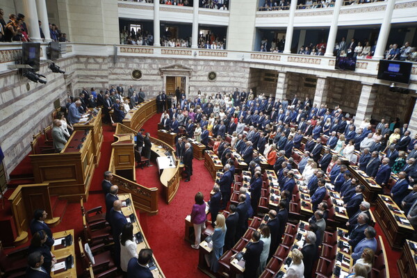 Βουλή: Χαμόγελα, πηγαδάκια κι ένα χειροφίλημα στην ορκωμοσία