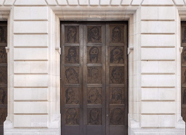 Ένας ύμνος στην κάθε γυναίκα» από έργα στις πόρτες της Εθνικής Πινακοθήκης του Λονδίνου