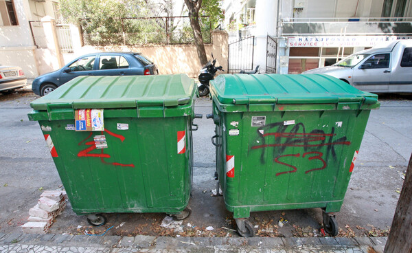 Θεσσαλονίκη: Πέταξε στα σκουπίδια σακούλα με χρυσαφικά- Η αντίδραση των εργαζόμενων καθαριότητας