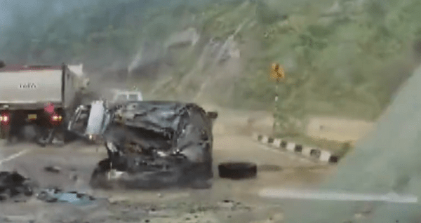 Ινδία: Βράχοι αποκολλήθηκαν και διέλυσαν αμάξια σε αυτοκινητόδρομο 
