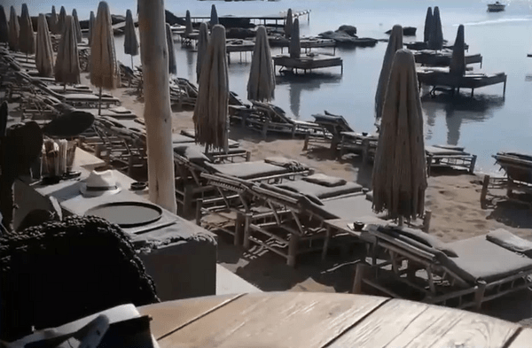 Ρόδος: Παραμένουν στη θέση τους οι πλωτές ξαπλώστρες στο beach bar