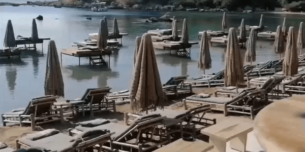 Ρόδος: Παραμένουν στη θέση τους οι πλωτές ξαπλώστρες στο beach bar