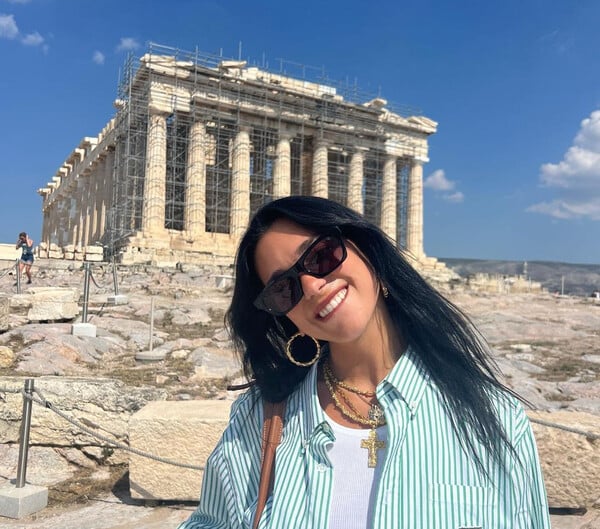 Η Dua Lipa ανέβηκε στην Ακρόπολη και ανάρτησε φωτογραφίες