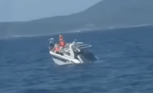Η στιγμή της διάσωσης οκτώ ατόμων από σκάφος που βυθιζόταν- Mεταξύ Πειραιά και Αίγινας