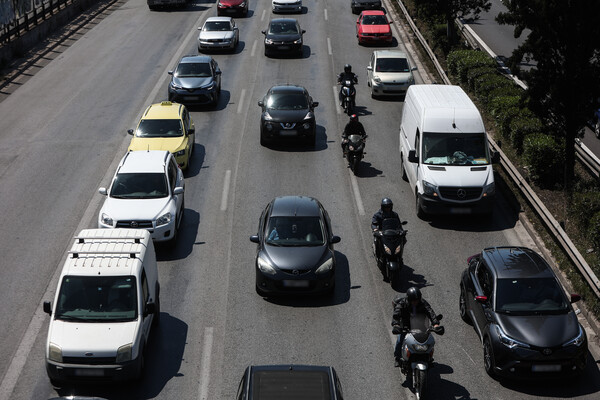 Καραμπόλα οχημάτων στην Αττική Οδό - Αυξημένη κίνηση