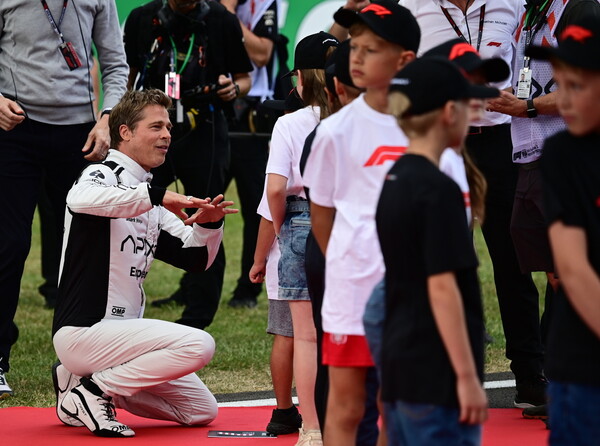 Ο Μπραντ Πιτ έγινε «πιλότος» της F1- Γυρίσματα στην πίστα του Σίλβερστοουν