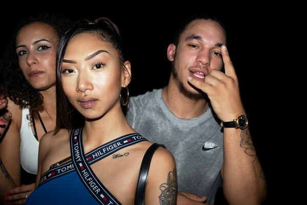 Μέσα στην ιδρωμένη φρενίτιδα των παράνομων raves