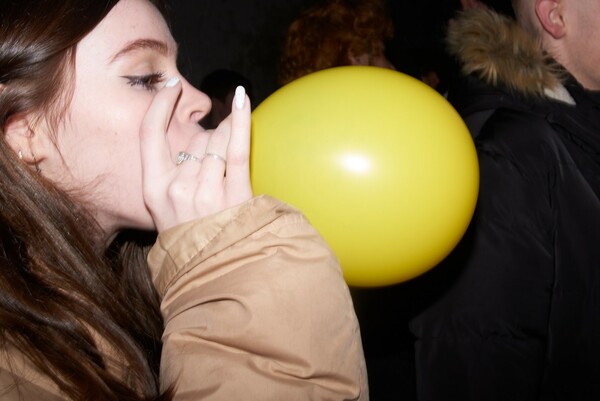 Μέσα στην ιδρωμένη φρενίτιδα των παράνομων raves