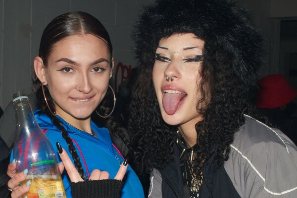 Μέσα στην ιδρωμένη φρενίτιδα των παράνομων raves