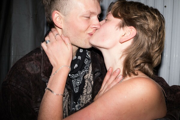 Μέσα στην ιδρωμένη φρενίτιδα των παράνομων raves