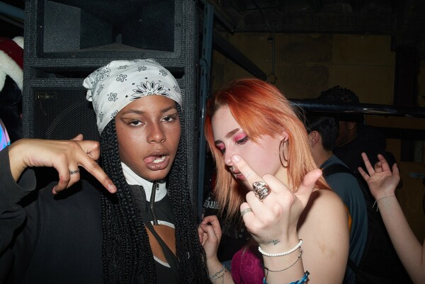 Μέσα στην ιδρωμένη φρενίτιδα των παράνομων raves