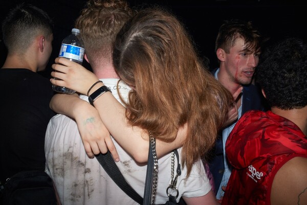 Μέσα στην ιδρωμένη φρενίτιδα των παράνομων raves