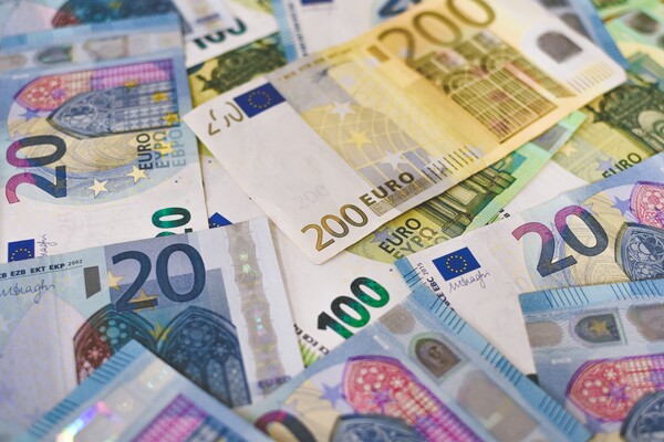 ΕΚΤ: Τέλος τα «παράθυρα» και οι «γέφυρες» από τα χαρτονομίσματα του ευρώ
