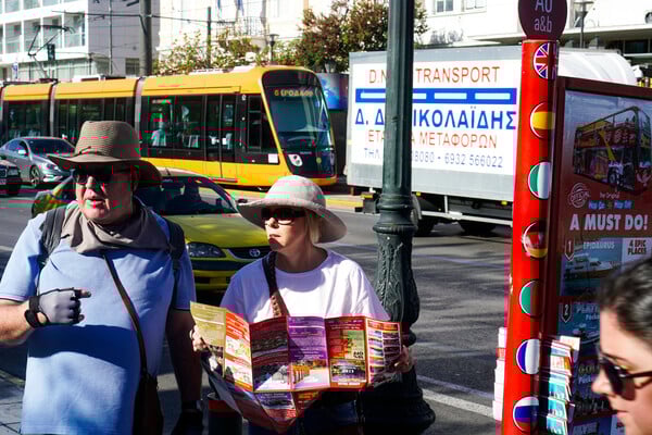 Η Αθήνα έχει υπερτουρισμό; Τον αντέχει;