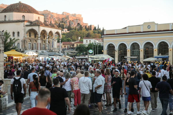 Η Αθήνα έχει υπερτουρισμό; Τον αντέχει;