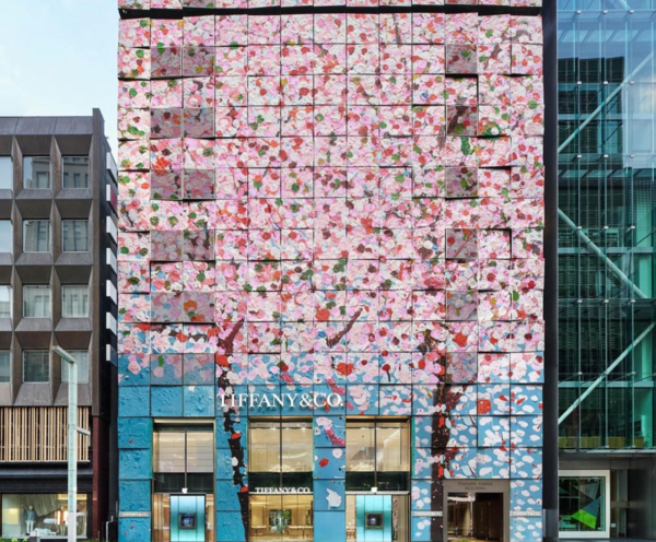 «Άνθισε» η πρόσοψη του οίκου Tiffany στο Τόκιο