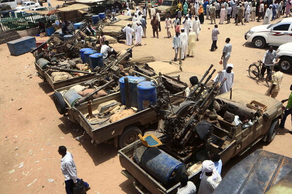 «Είδα πτώματα πεταμένα σε ομαδικό τάφο στο Νταρφούρ»- Το Σουδάν βυθίζεται στο χάος του πολέμου
