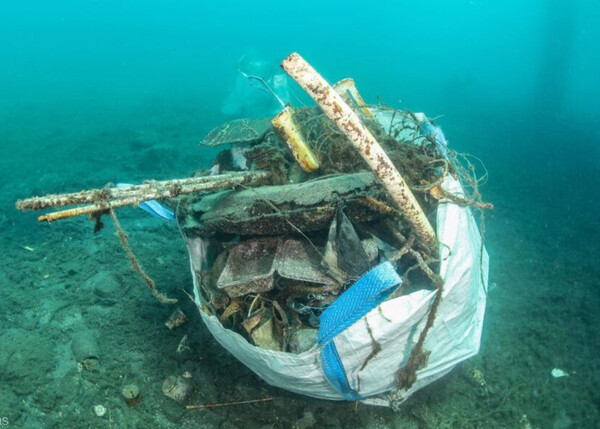 Χαλκιδική: 7 τόνοι απορριμμάτων ανασύρθηκαν από τον βυθό του Πόρτο Κουφό