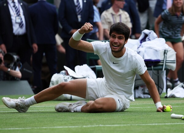 Wimbledon: O Kάρλος Αλκαράθ «εκθρόνισε» τον Νόβακ Τζόκοβιτς σε πέντε σετ