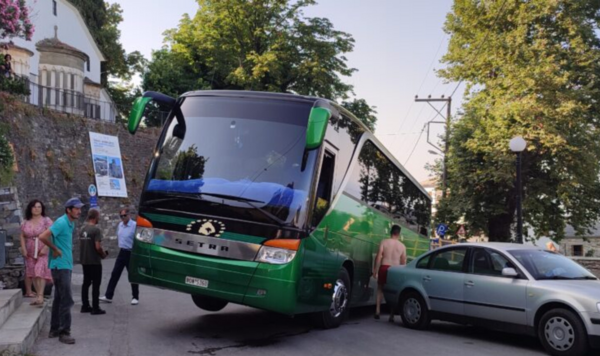 Λεωφορείο πήρε κλειστά τη στροφή και βρέθηκε στον «αέρα»