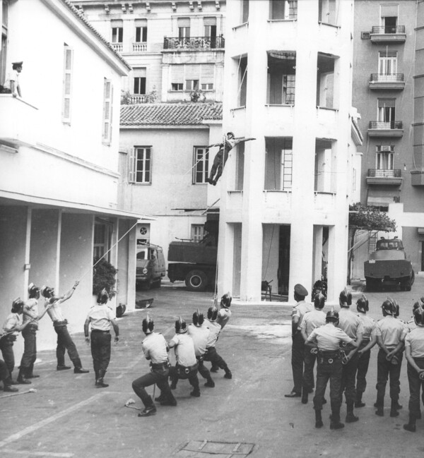 Μέσα στον ιστορικό 1ο Πυροσβεστικό Σταθμό Αθηνών