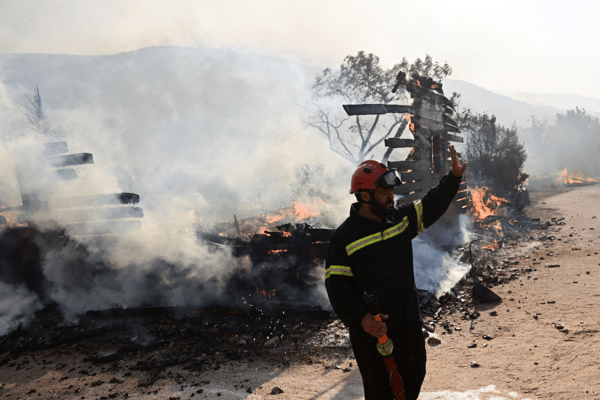 Φωτιές σε Κουβαρά, Λουτράκι και Βοιωτία: Εξασθενούν οι άνεμοι στα πύρινα μέτωπα