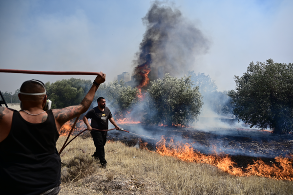 Φωτιά στον Κουβαρά: Ανεξέλεγκτες οι φλόγες- Φωτογραφίες από το πύρινο μέτωπο