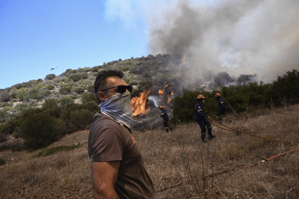 Φωτιά στον Κουβαρά: Ανεξέλεγκτες οι φλόγες- Φωτογραφίες από το πύρινο μέτωπο