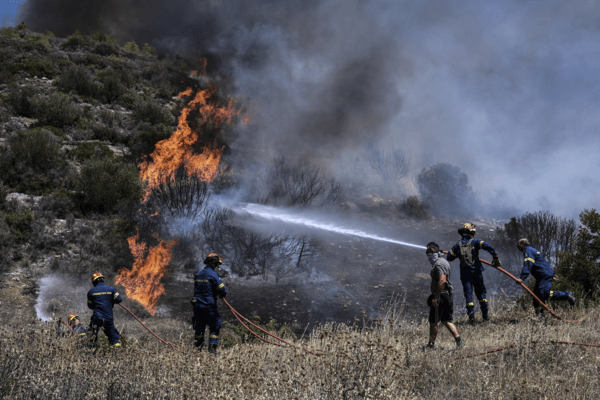 Φωτιά στον Κουβαρά: Ανεξέλεγκτες οι φλόγες- Φωτογραφίες από το πύρινο μέτωπο