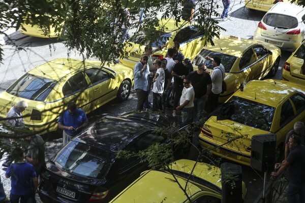 Αναζητώντας ταξί στην Αθήνα: μια ματαίωση (ή και πολλές)