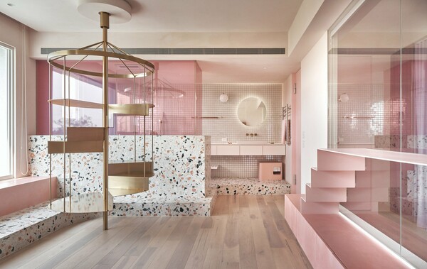 Barbiecore αισθητική σε εντυπωσιακά interiors