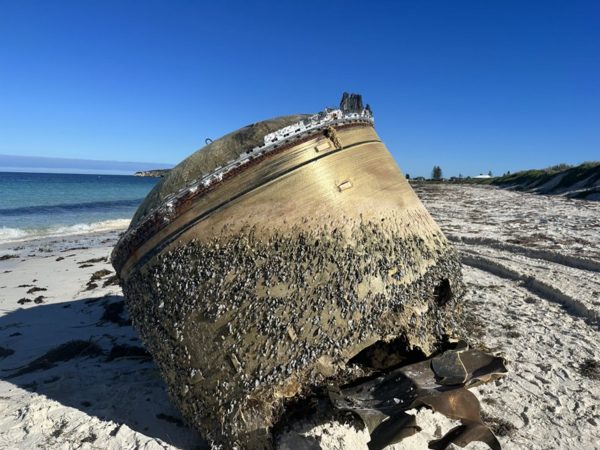 Αυστραλία: Μυστηριώδης κύλινδρος ξεβράστηκε σε παραλία- Τι λένε οι Αρχές