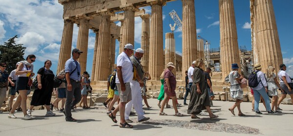 «Τουρίστες, γυρίστε σπίτι σας!»: Απ' την Αθήνα και τη Βενετία μέχρι το Άμστερνταμ οι ασεβείς επισκέπτες «θυμώνουν» την Ευρώπη