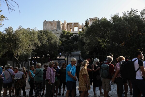 «Τουρίστες, γυρίστε στο σπίτι σας»: Η καμπάνια για τους ασεβείς επισκέπτες που σαρώνει την Ευρώπη