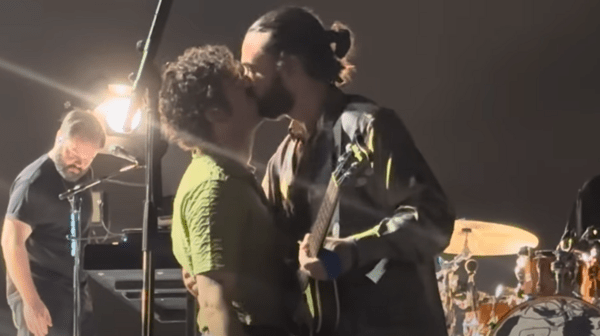 Μαλαισία: Συναυλία διεκόπη γιατί ο Matty Healy φίλησε τον μπασίστα