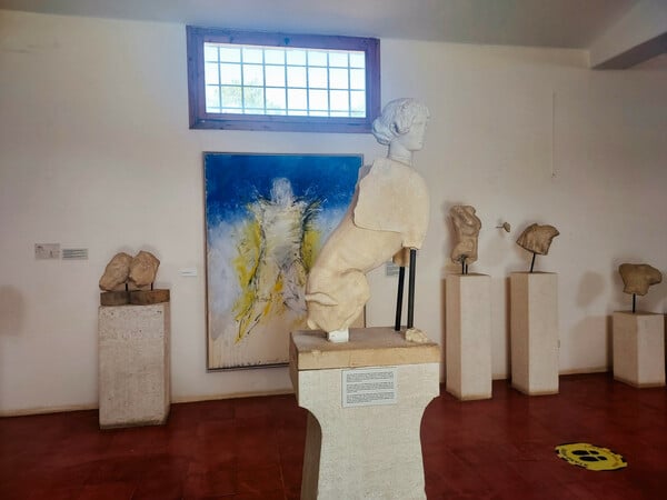 Δύο μεγάλες θεματικές εκθέσεις του εικαστικού Γιώργου Ξένου, στο Αρχαιολογικό Μουσείο Αίγινας και στο Καποδιστριακό Ορφανοτροφείο