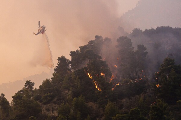 Φωτιές: Μεγάλη αναζωπύρωση στη Ρόδο - Η εικόνα σε Κέρκυρα, Αίγιο και Κάρυστο