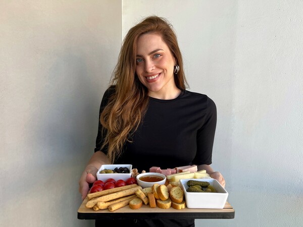 Το «Girl Dinner» είναι ένα τρεντ με πρόχειρο φαγητό που σαρώνει στο TikTok