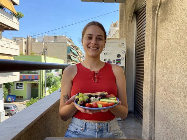 Το «Girl Dinner» είναι ένα τρεντ με πρόχειρο φαγητό που σαρώνει στο TikTok