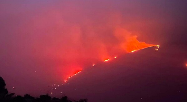 Φωτιά στην Κάρυστο: Τα 20 μέτρα έφτασαν οι φλόγες, νέες εκκενώσεις - Τι λέει ο δήμαρχος