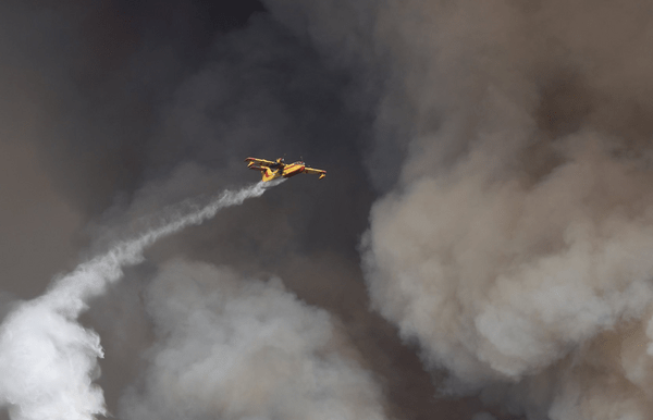 Πτώση Canadair στην Κάρυστο - Μακρόν: «Στηρίζουμε τους ήρωες»