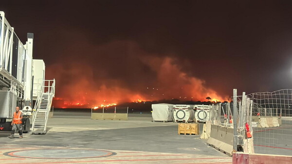 Ιταλία: Η στιγμή που η φωτιά πλησιάζει στο αεροδρόμιο του Παλέρμο- Στους 47 βαθμούς το θερμόμετρο