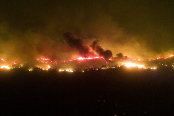 Φωτιές: Σε πύρινο κλοιό παραμένει η Ρόδος- Δύο τα ενεργά μέτωπα στην Κέρκυρα