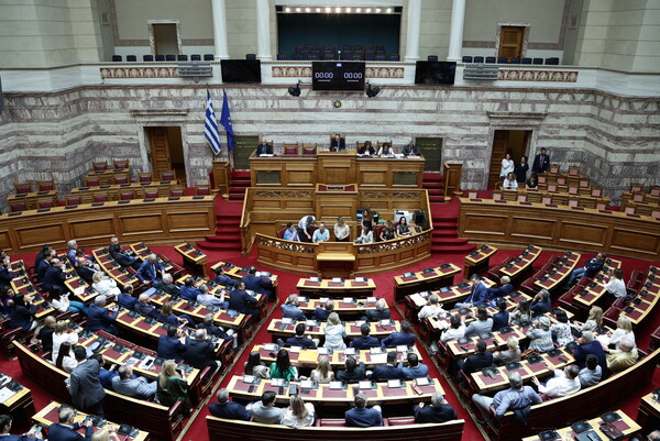 Βουλή: Ψηφίστηκε το νομοσχέδιο για την ψήφο των αποδήμων