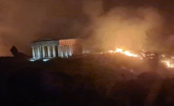 Ιταλία: Φονικές πυρκαγιές στο νότο - Απειλήθηκε ο αρχαίος ναός της Σεγέστα
