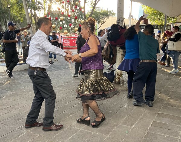 ΧΡΕΙΑΖΕΤΑΙ LEAD Μια μέρα (και μια νύχτα) στην πόλη του Μεξικού με δύο «παράνομους» αγίους και λούτσα λίμπρε 